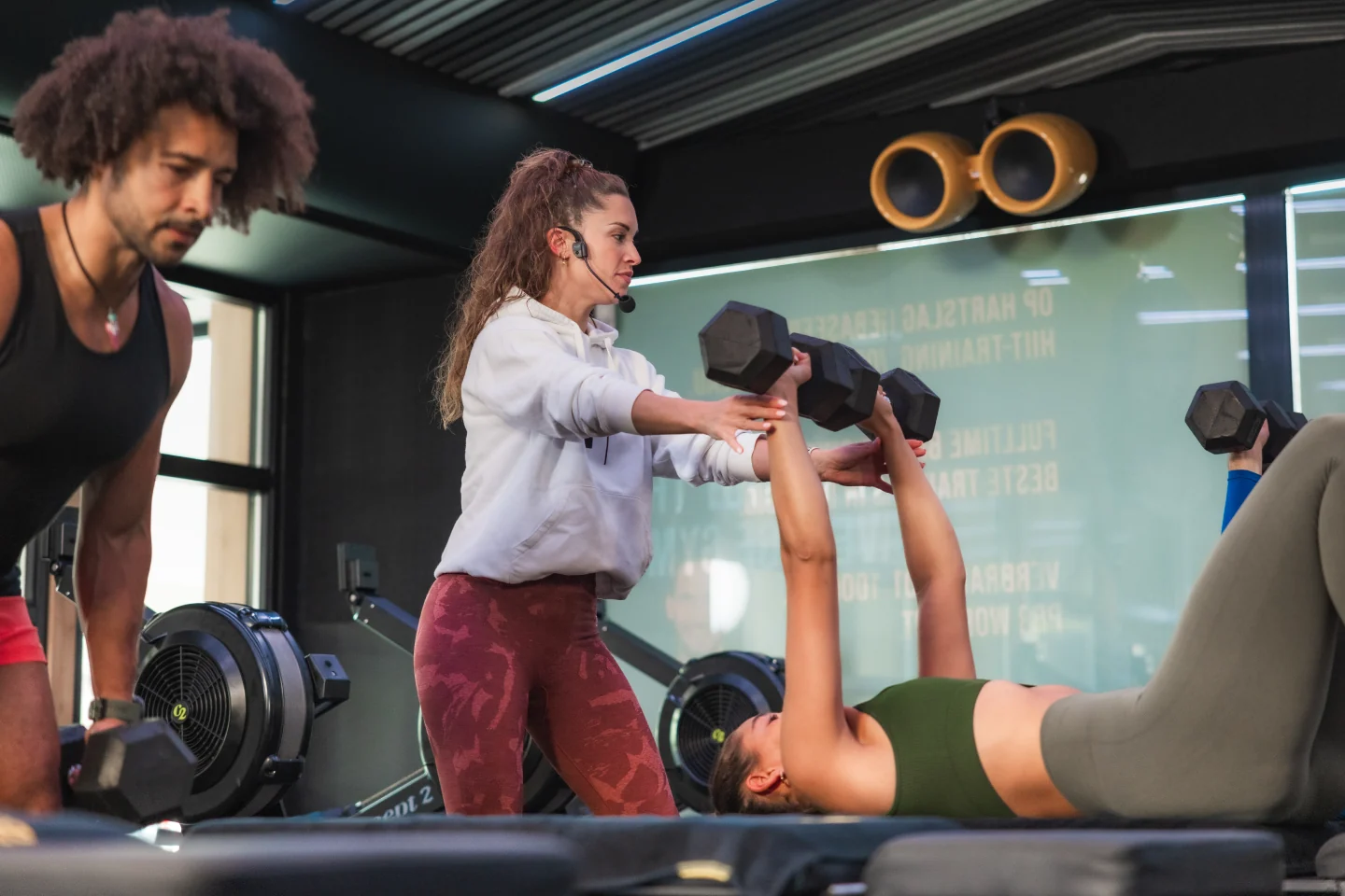 Coach begeleidt krachttraining bij SWITCH